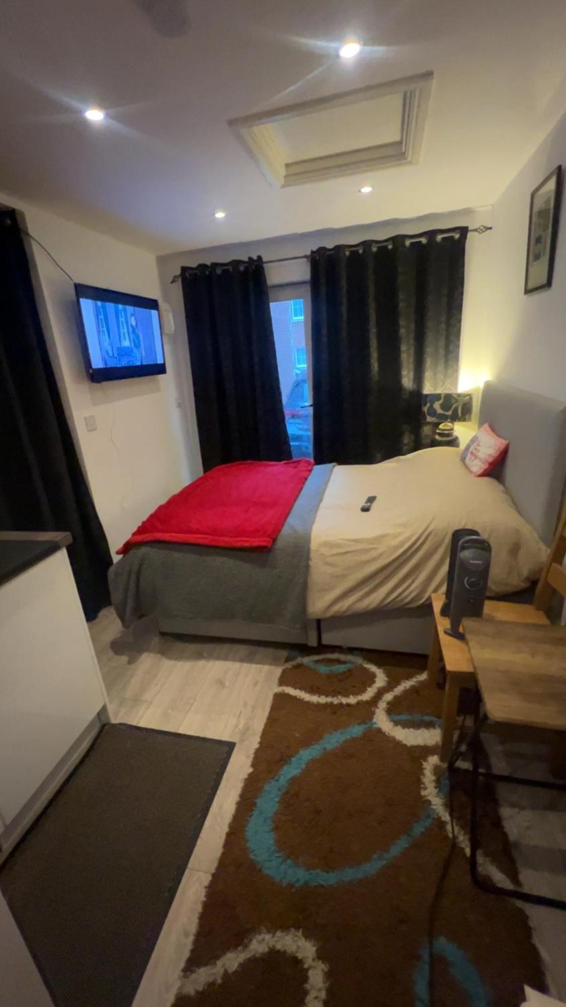 Cozy Small Studio Peterborough Exterior photo
